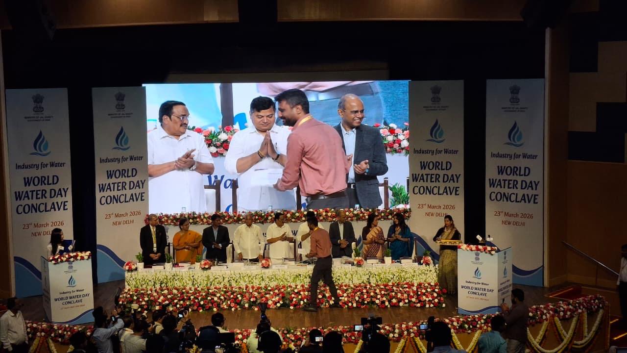 Rohith A N receiving the Jal Shakti Hackathon 2025 Award from the Minister of Jal Shakti, Government of India