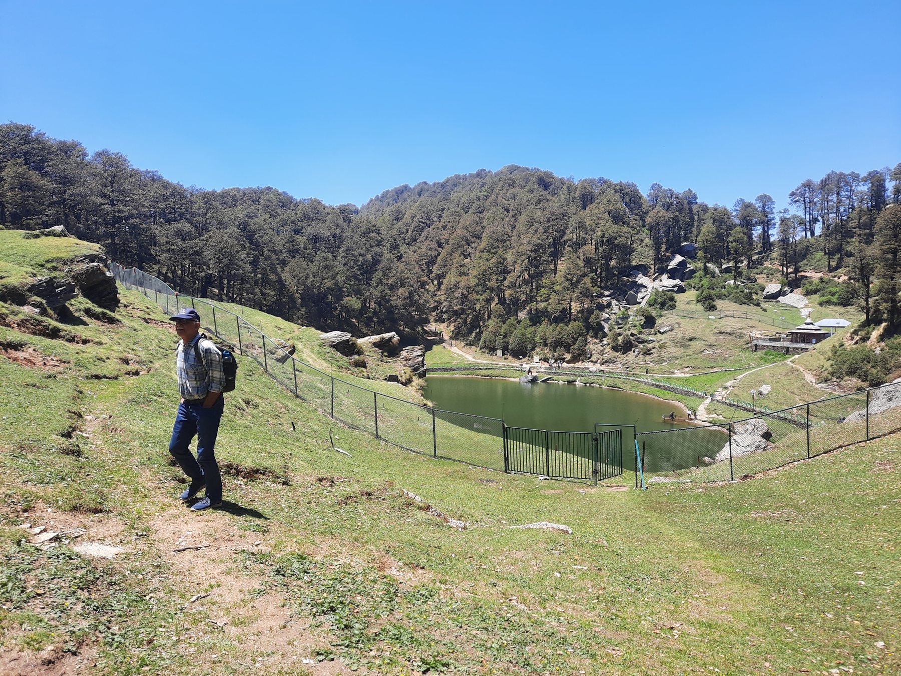 Group photograph from the Tirthan Valley lake trek