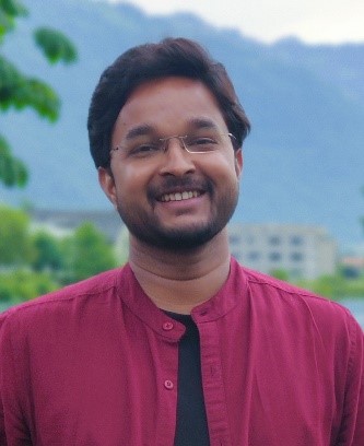 A person smiling for the camera

Description automatically generated with medium confidence