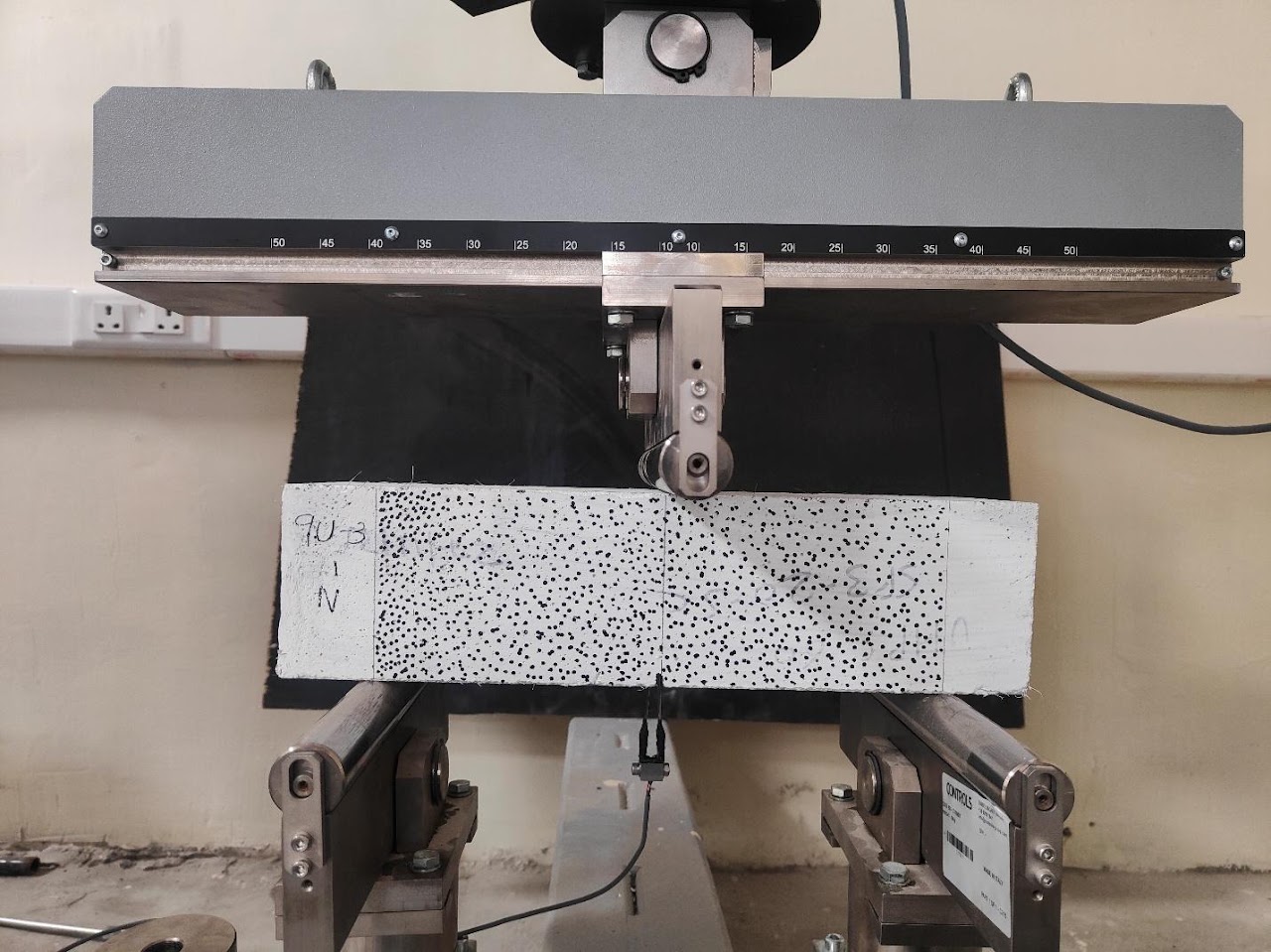 3-Point bending test setup