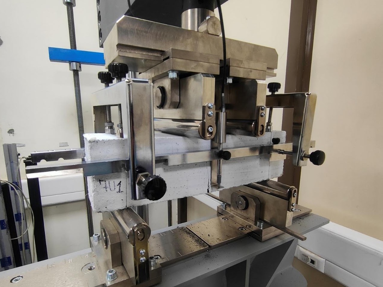 4-Point bending test setup