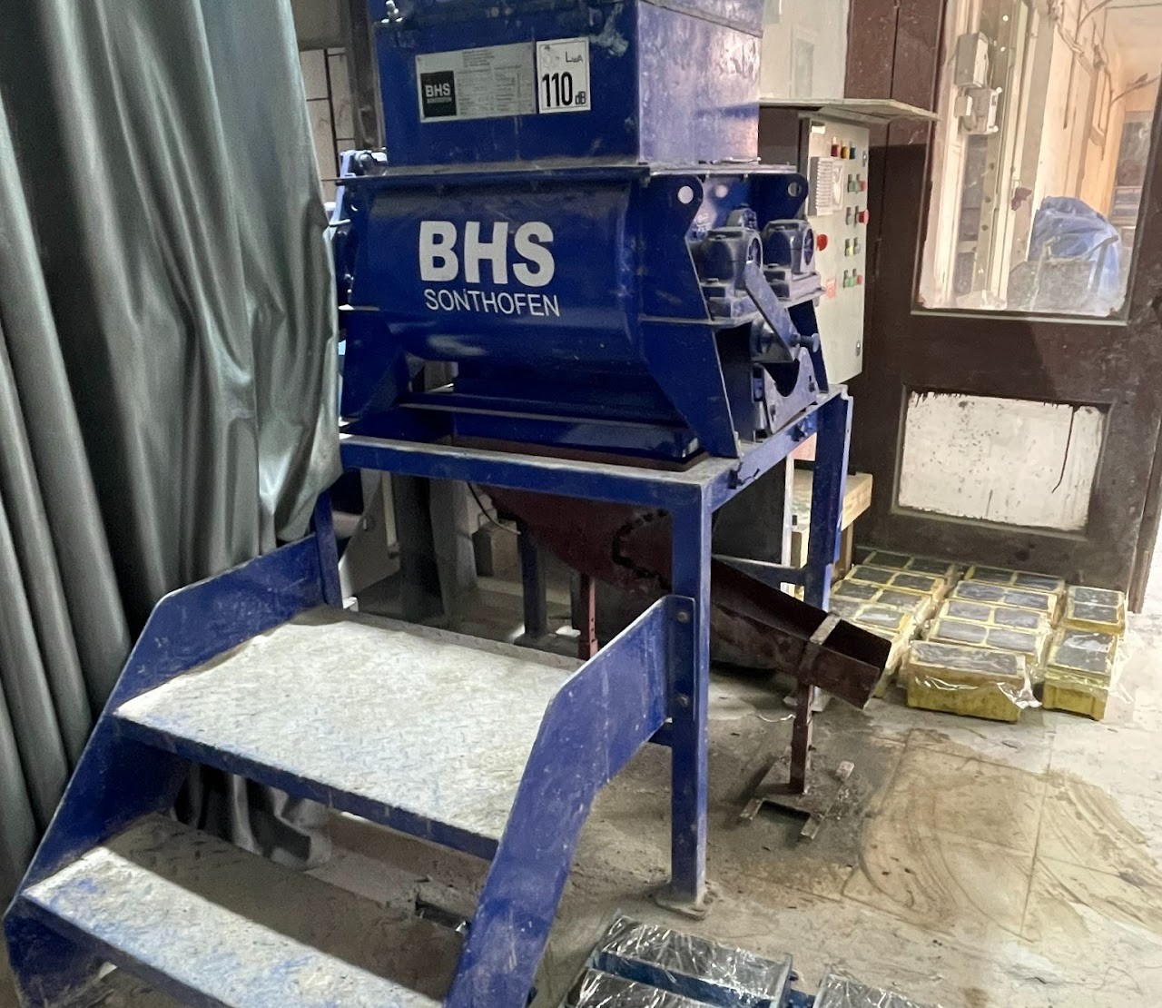 Twin shaft batch mixer